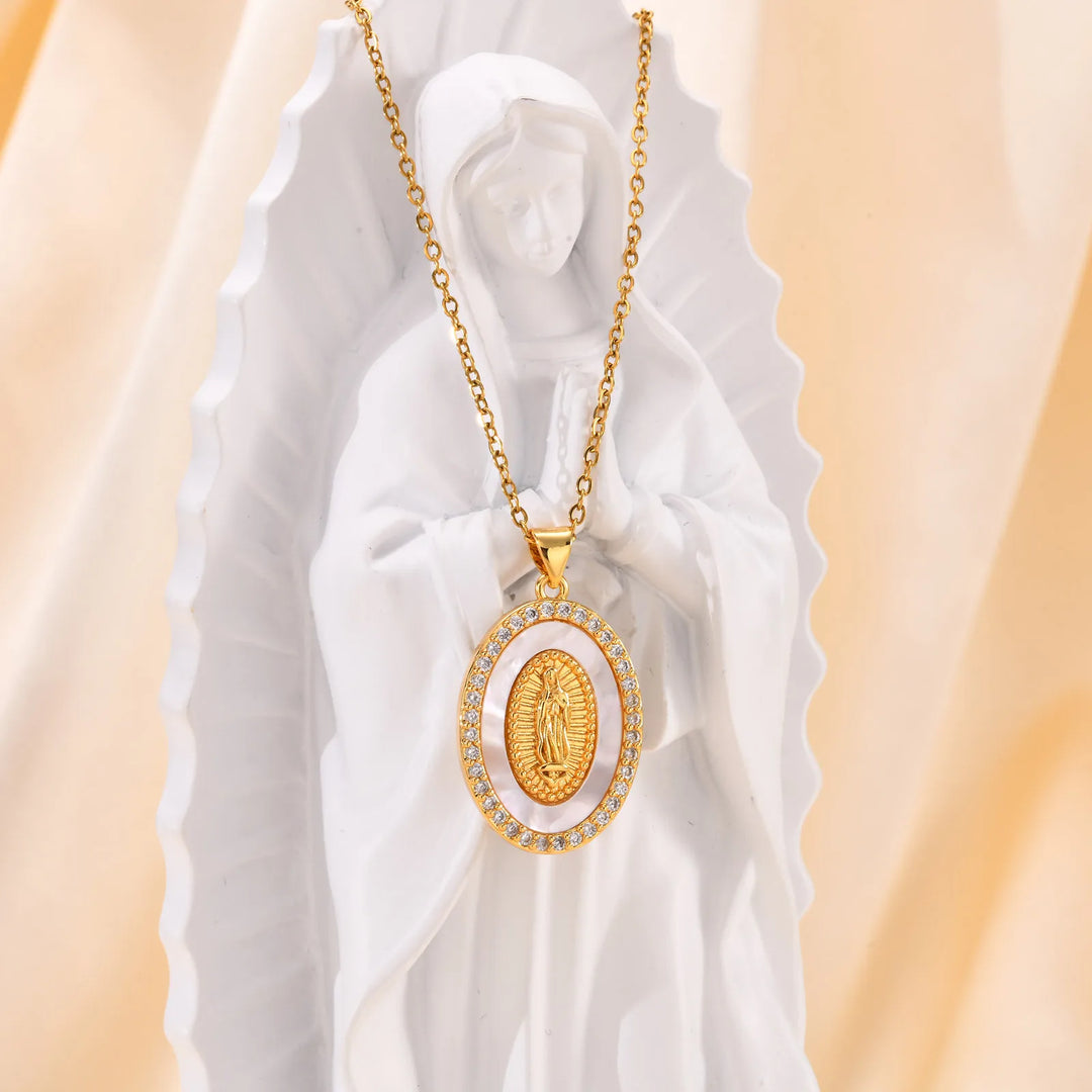 Náhrdelník s oválnym príveskom Madony v zlate 