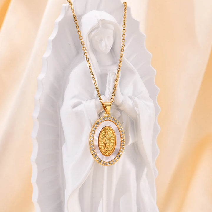 Náhrdelník s oválnym príveskom Madony v zlate 