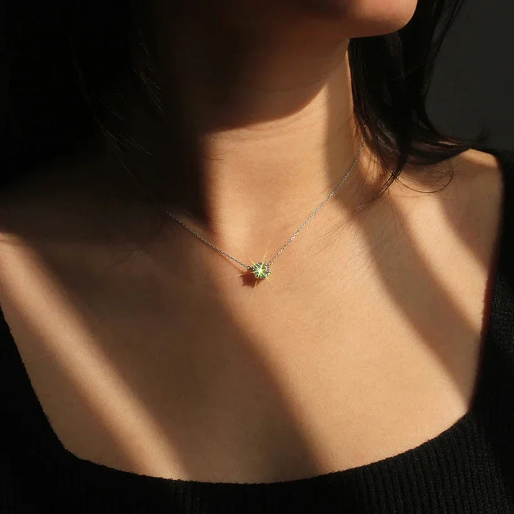 Elegantný Solitaire Náhrdelník s Kryštálom 